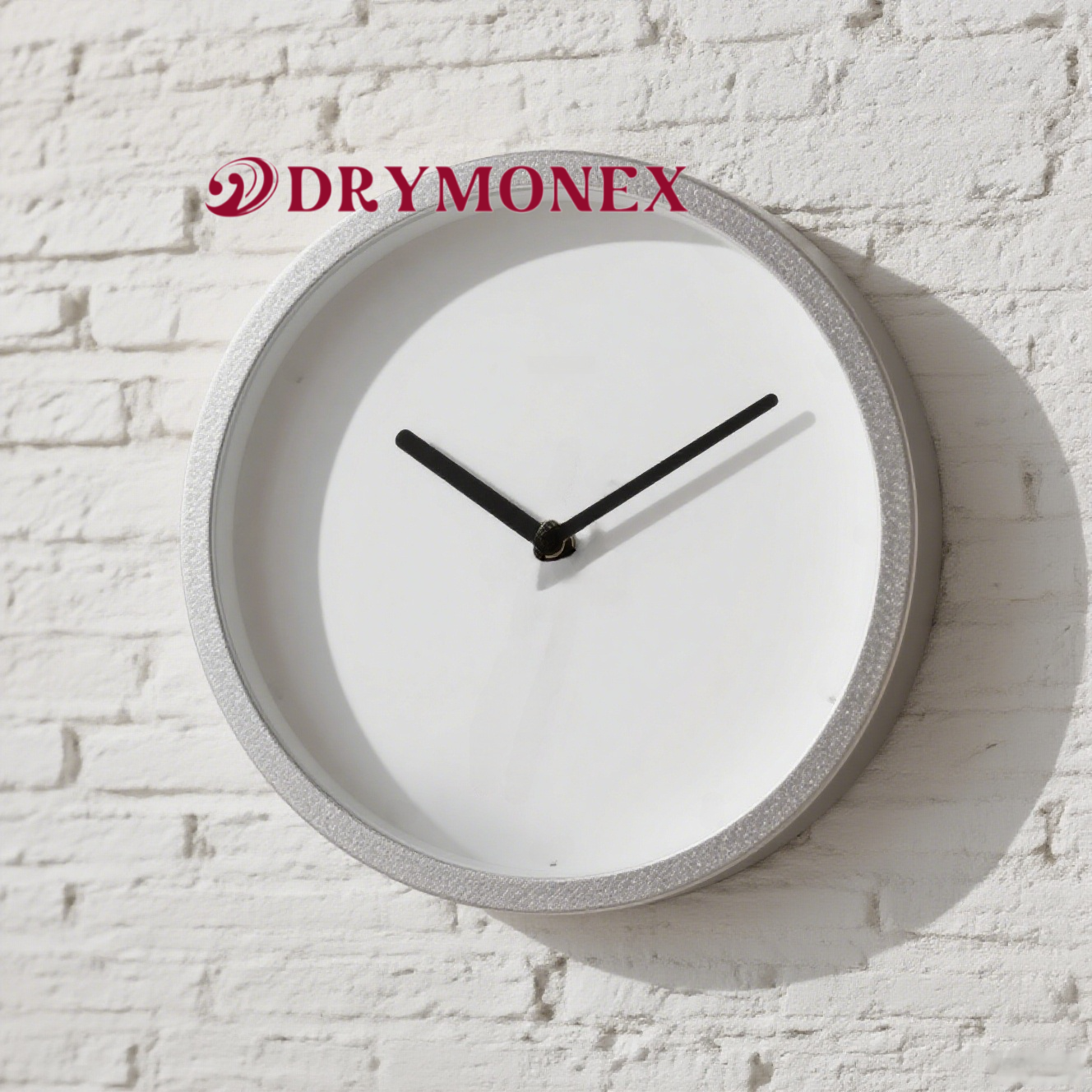 ミニマルデザインの白い壁掛け時計