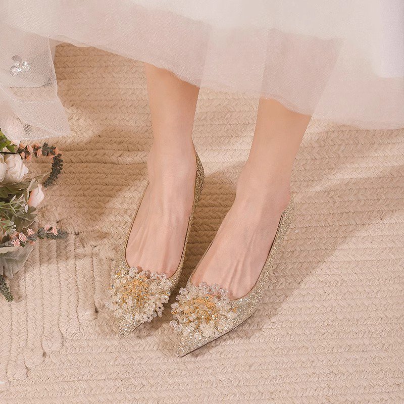 Champagnerfarbene High Heels mit dünnem Absatz und Kristallverzierung