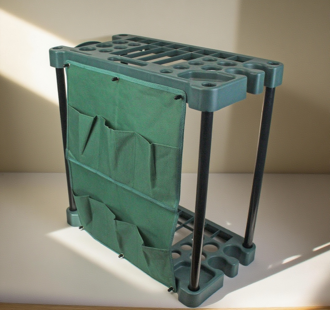 ガーデンツールラックに収納されたガーデニング用品