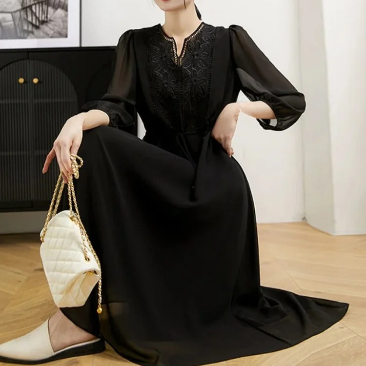 빅토리아 자수 실크 원피스 뒷모습