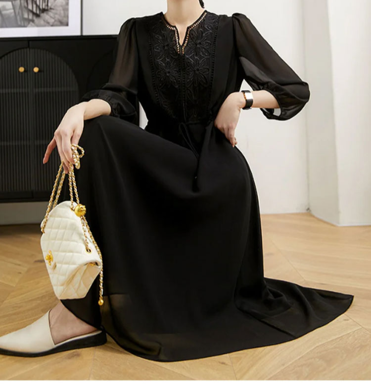 フォーマルシーンに映える刺繍入りワンピース