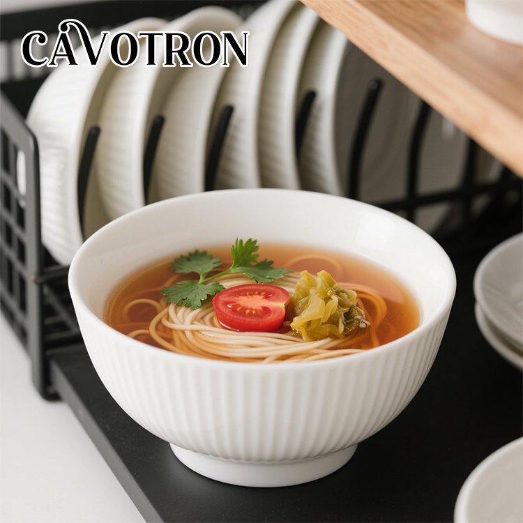 ラーメンを盛り付けた陶器製麺鉢