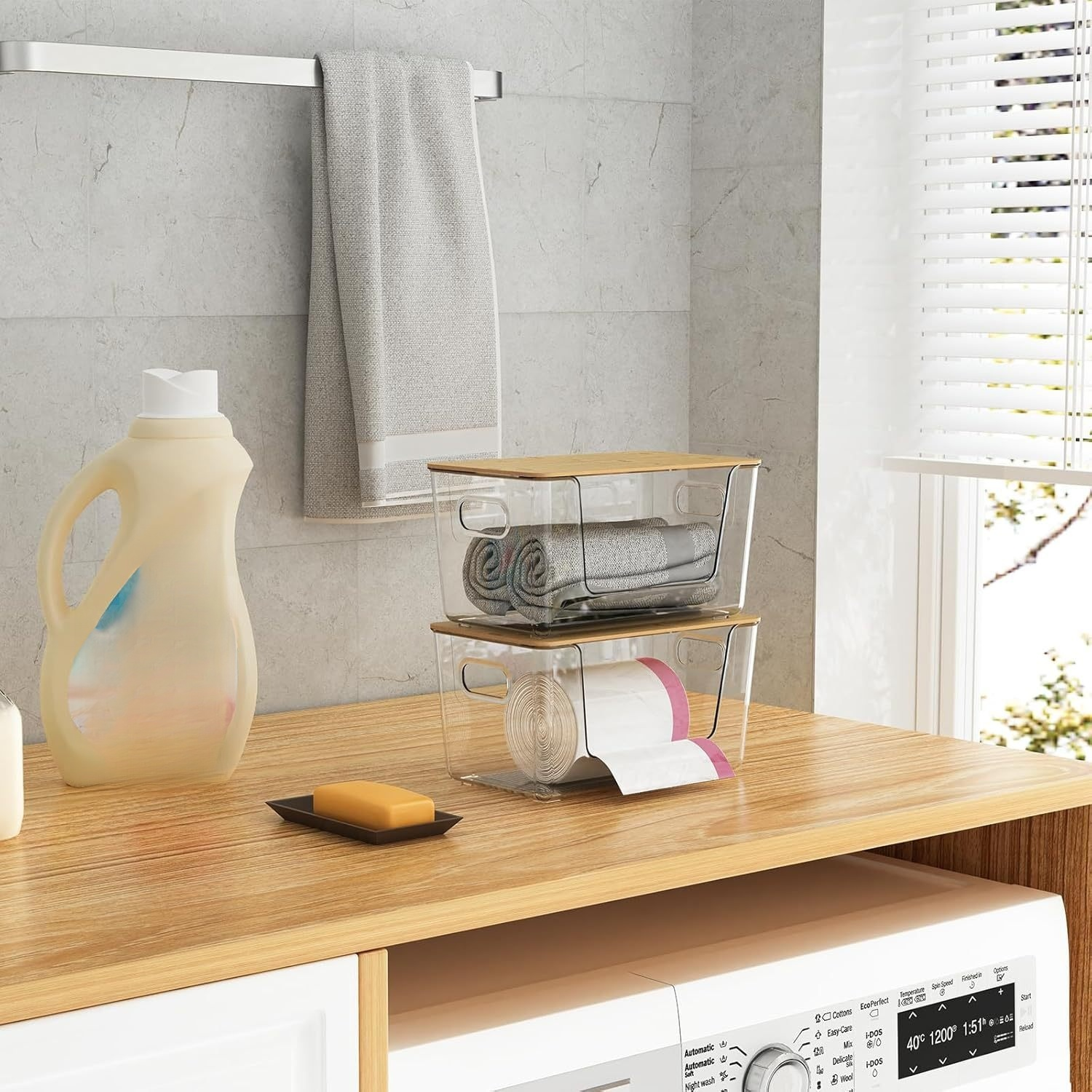 大型収納ボックスに物を収納する様子