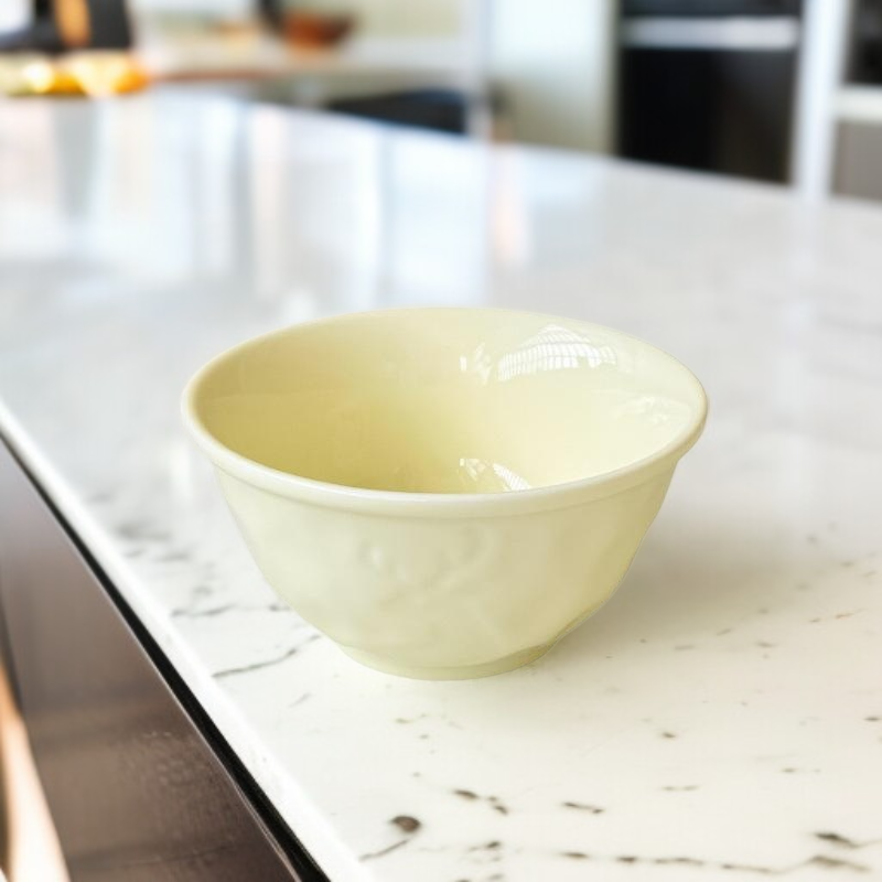 Domowy zestaw ceramicznych misek na ryż, mleko, deser i owoce w kremowym stylu