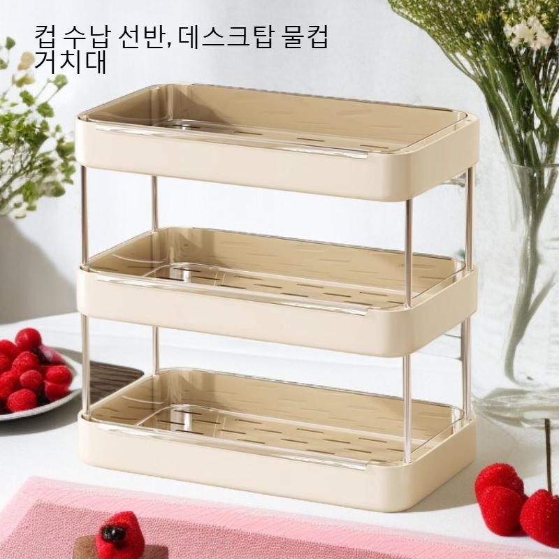 다양한 컵이 정리된 컵 선반