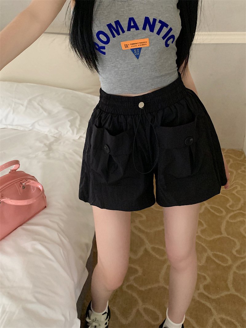 ワークウェア風デザインのショートパンツ素材感