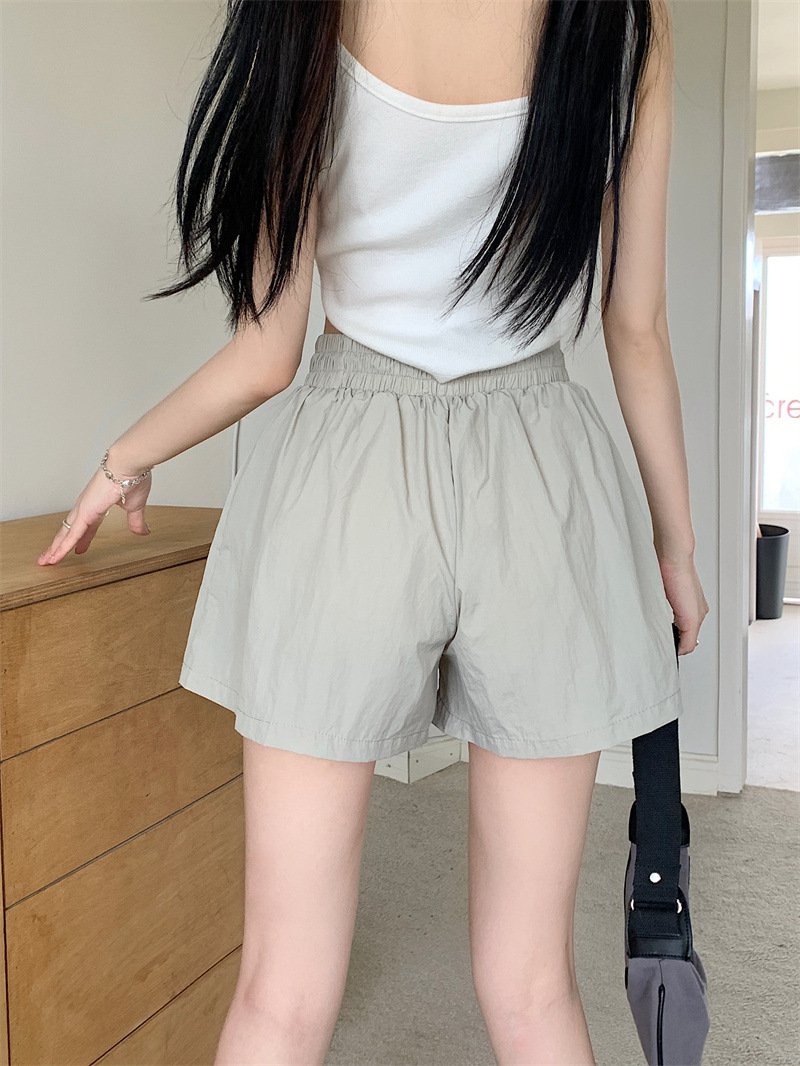薄手素材のホットパンツディテール写真