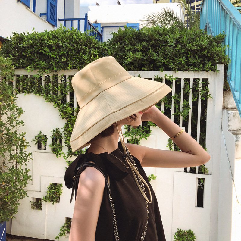 여성 와이드 챙 선캡 모자 착용 이미지