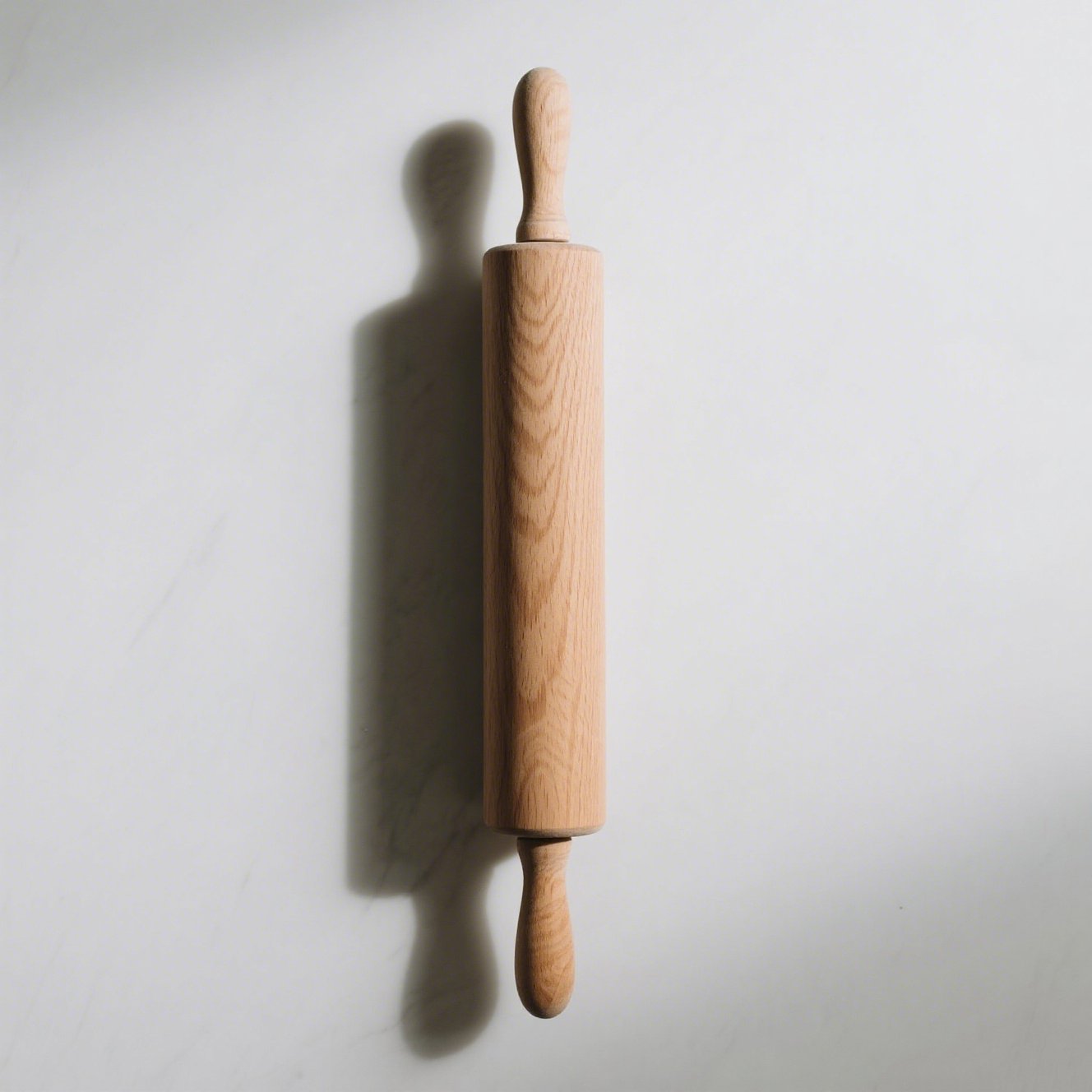 국수 방망이로 밀가루 반죽 밀기