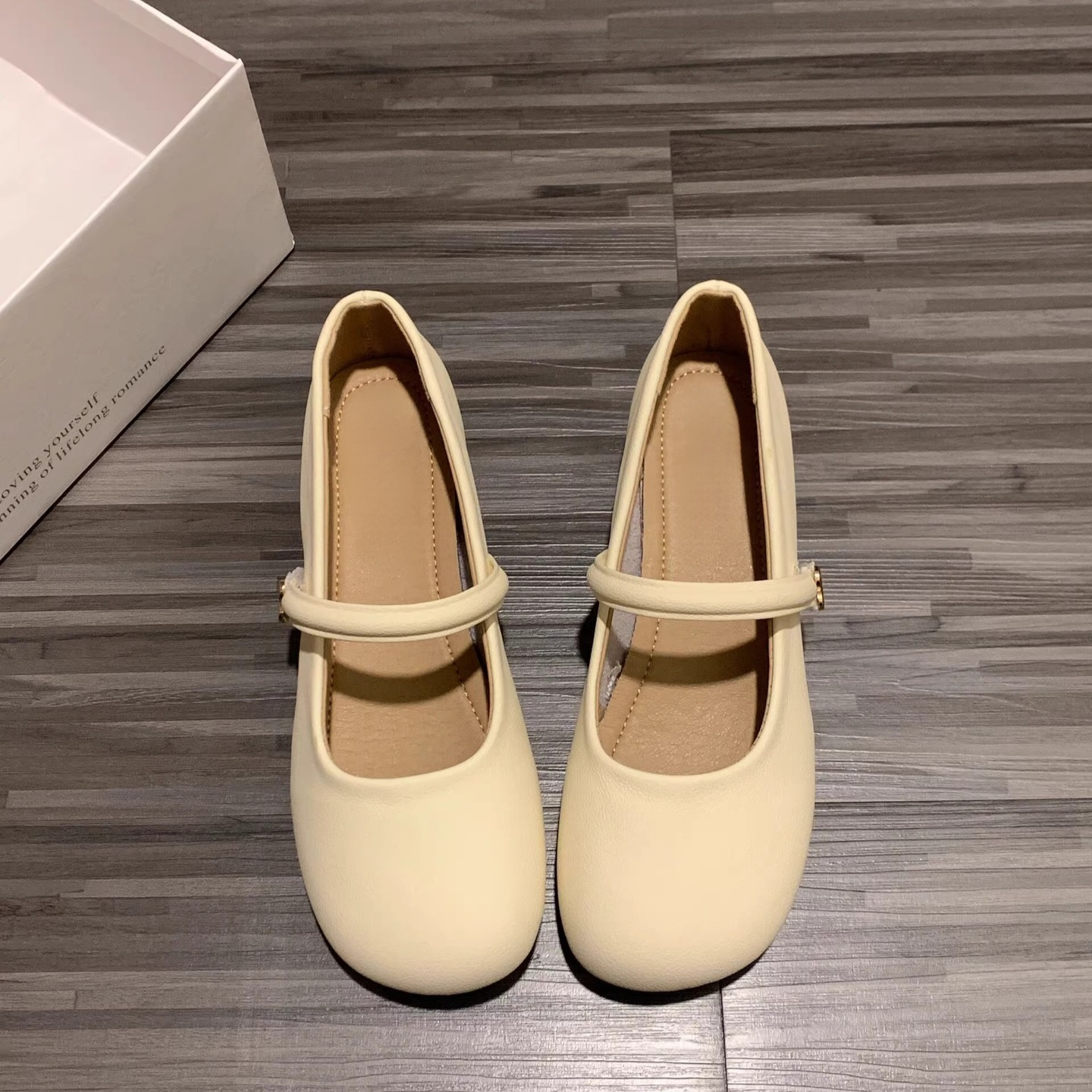 優しいラウンドトゥの女性の小さな革靴 春のイブニングシューズ 優しいメリージェーンシューズ スカート付き 優しい丸いつま先の小さな革のイブニング・シューズとスカート