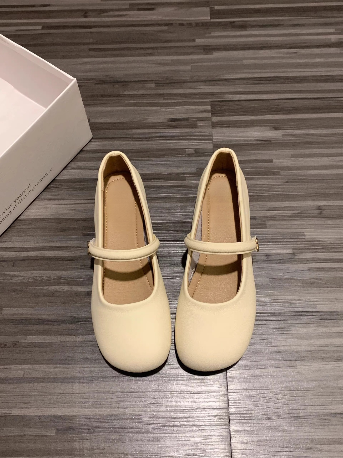 丸いつま先が可愛いメリージェーンシューズ