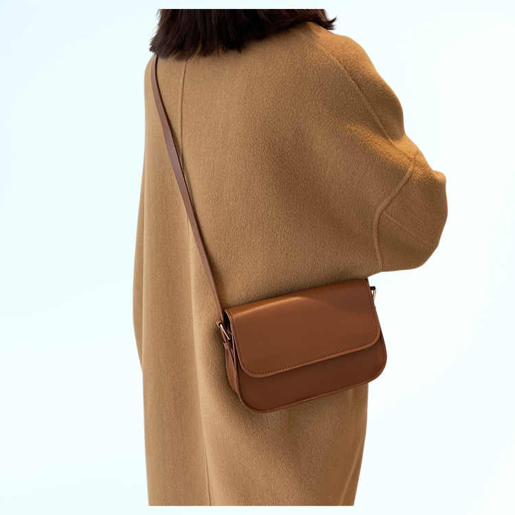 กระเป๋าใบเล็กสไตล์ย้อนยุคที่มีลวดลายของคนดังทางอินเทอร์เน็ต