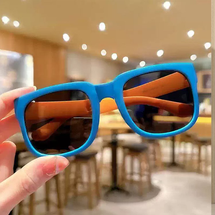 折りたためるおしゃれな子供用アウトドアサングラスです