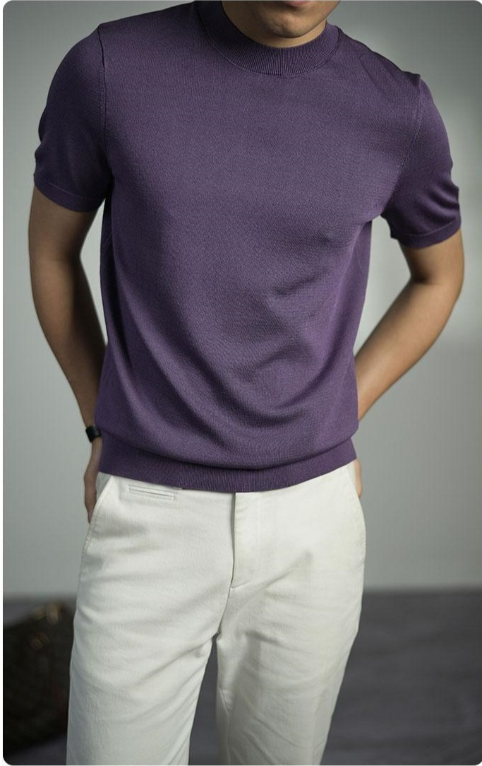 シンプルでスタイリッシュなデザインのメンズTシャツ着用イメージ