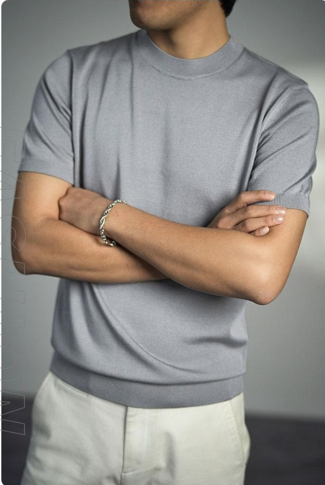 おしゃれな男性が着用するメンズニットTシャツ