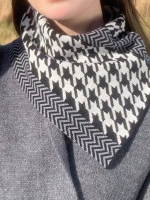 Écharpe triangulaire en tricot polyvalente pour protéger le col.