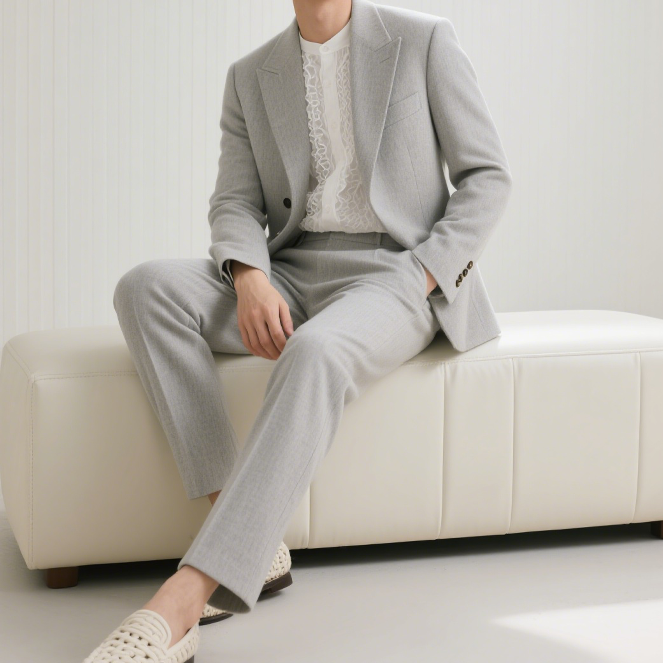 남성 모델이 착용한 슬림핏 울 블렌드 슈트