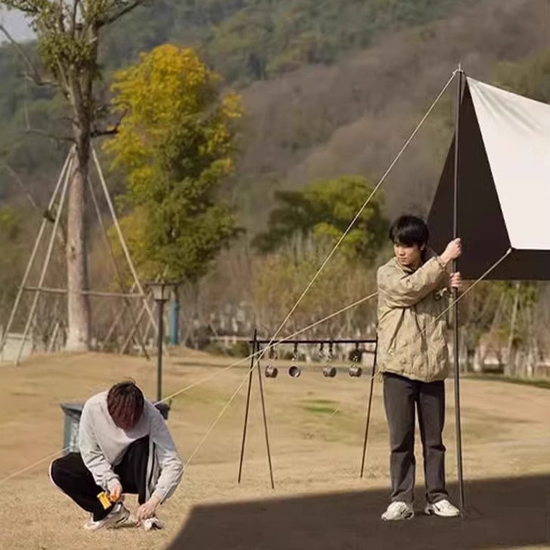 折りたたみ式テントの野外キャンプ場です