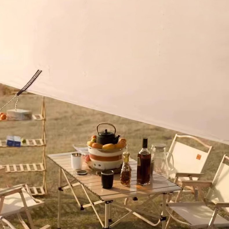 折りたたみ式テントの野外キャンプ場です