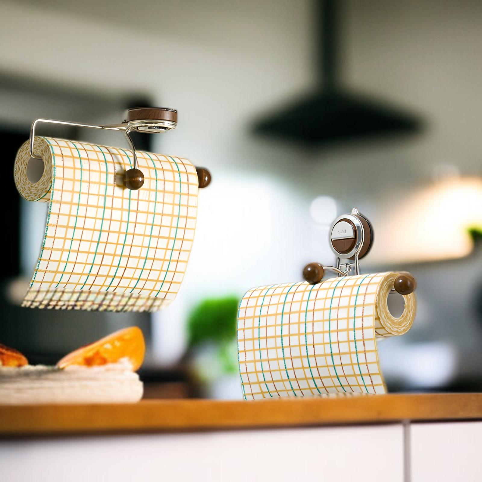 Rollo de trapo y toalla de mano montados en el soporte de pared