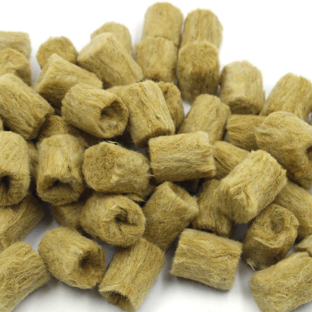 農業現場で使われる円筒型ロックウールプラグの利用例