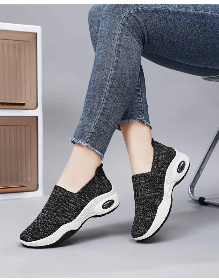 플랫 디자인의 여성 캐주얼 운동화 측면 모습