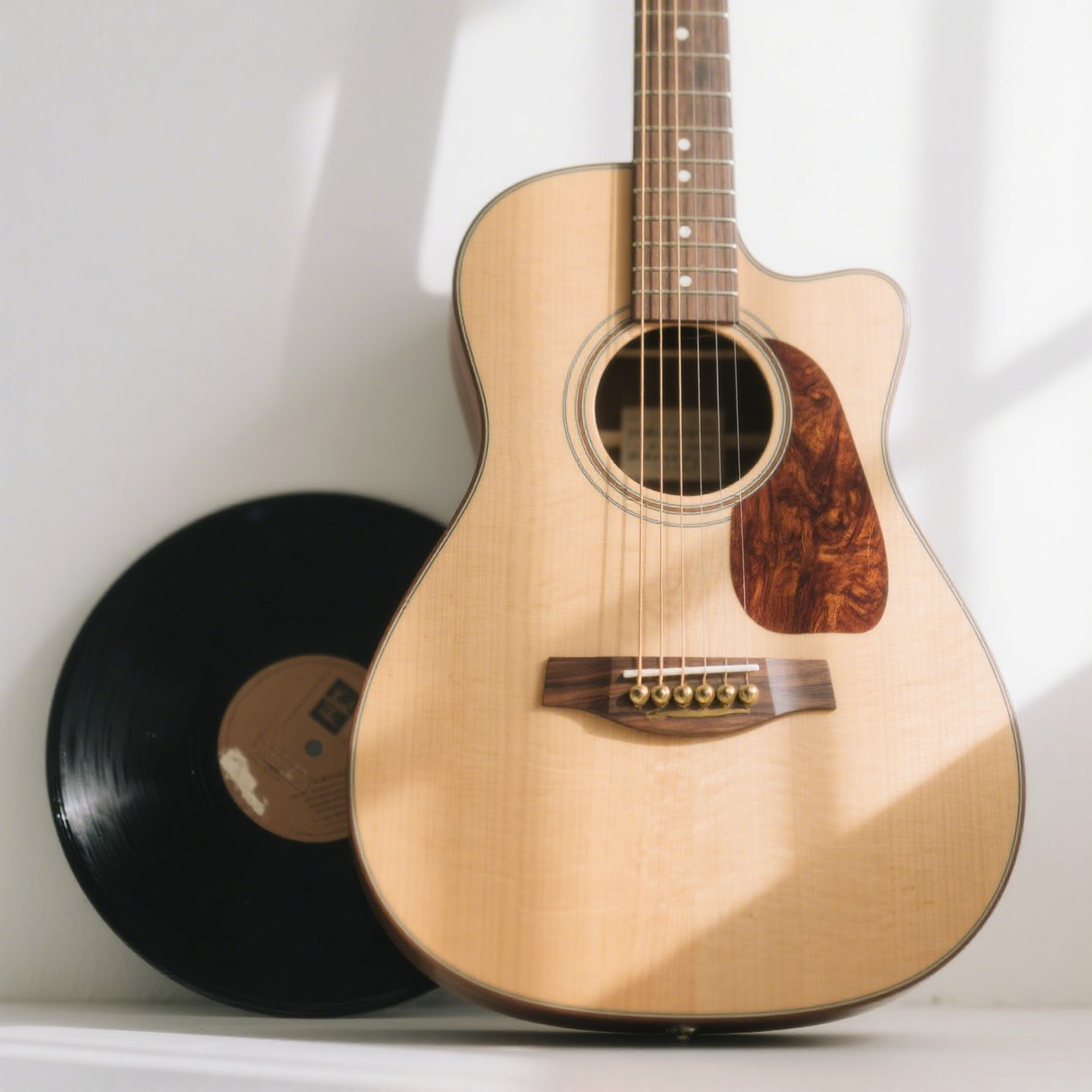 Kytara z přírodního dřeva na bílém pozadí