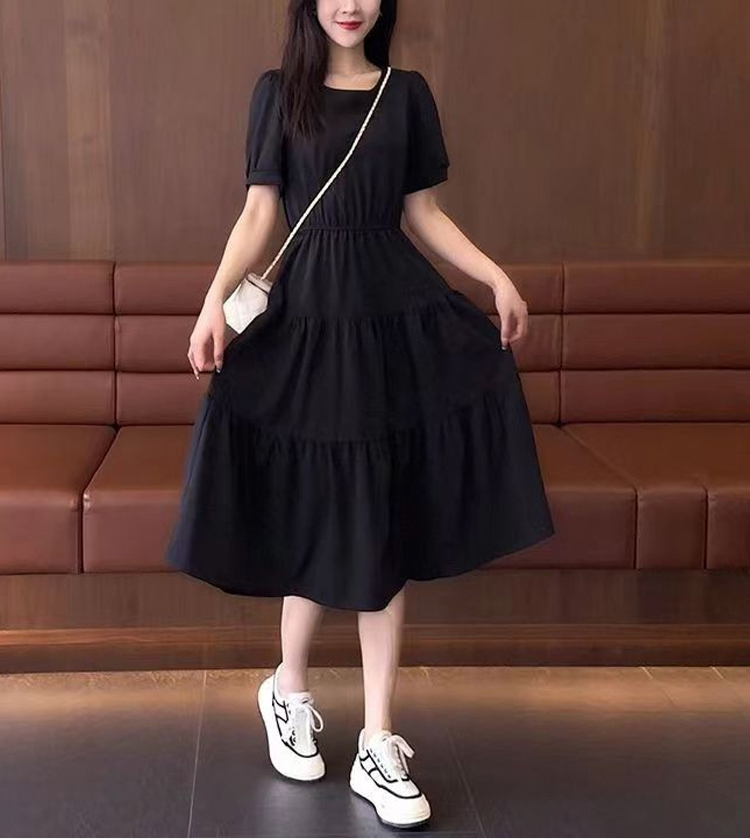 여성스러운 분위기의 한국 스타일 슬림핏 미디 원피스