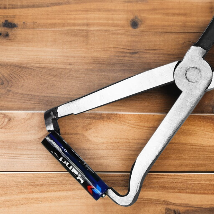 절단 플라이어로 전선 자르는 모습