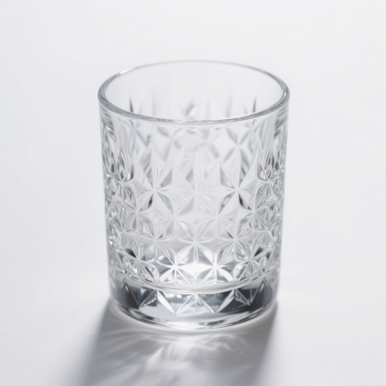 Průhledný čajový pohárek ze skla na stole