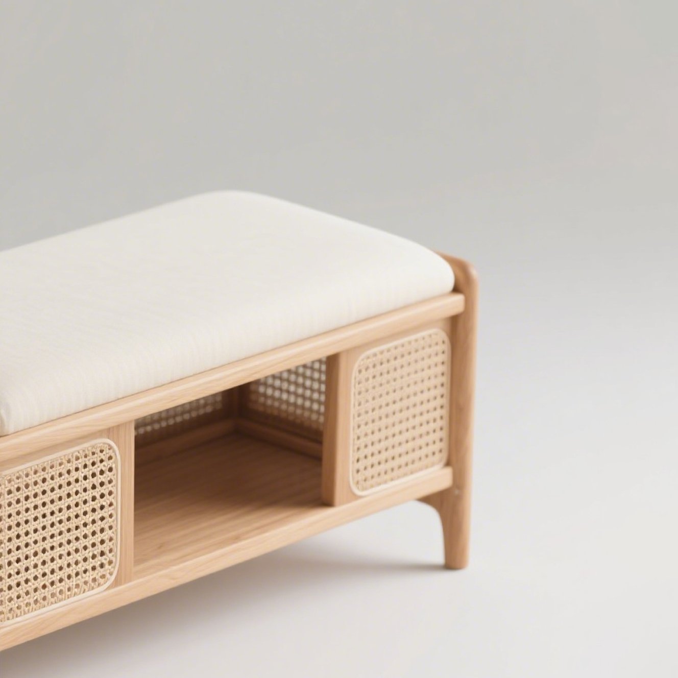 Dřevěná lavice na přezouvání bot v moderní předsíni