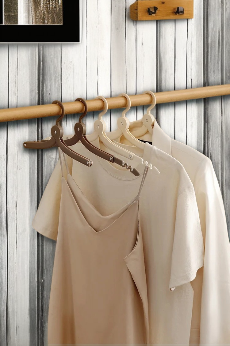 출장 시 사용하기 좋은 접이식 옷걸이