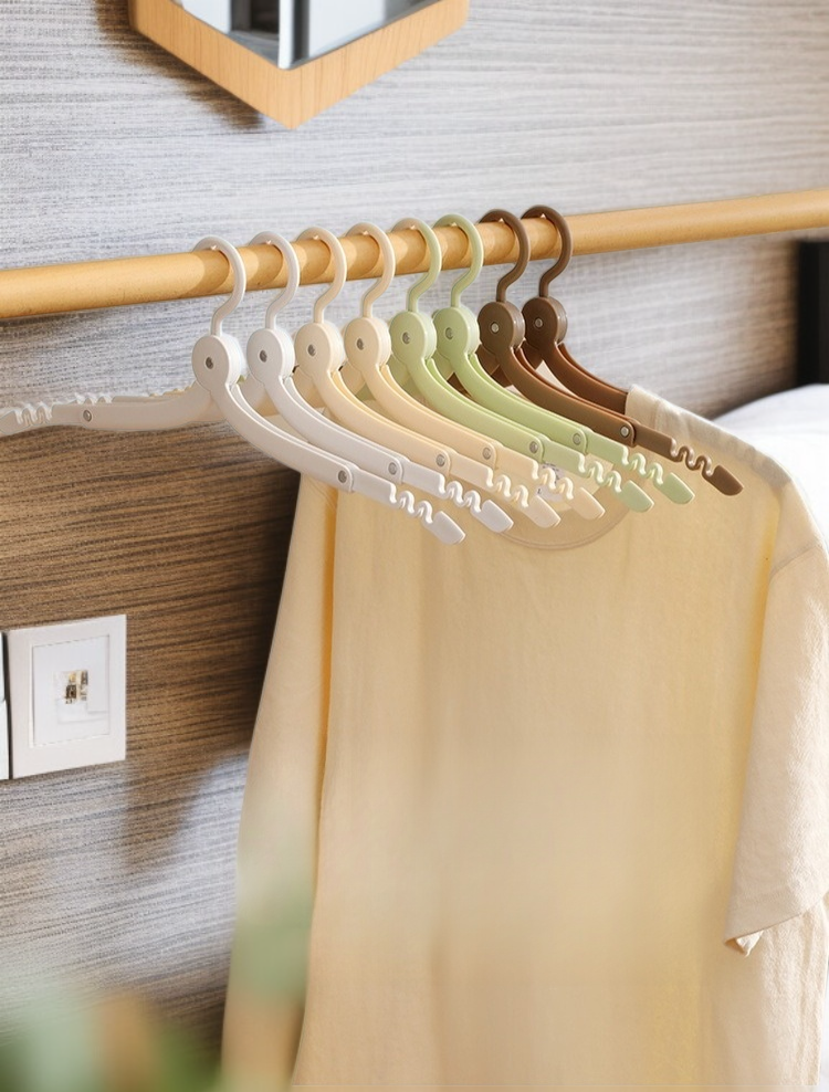 튼튼하고 내구성 좋은 여행용 옷걸이 디자인