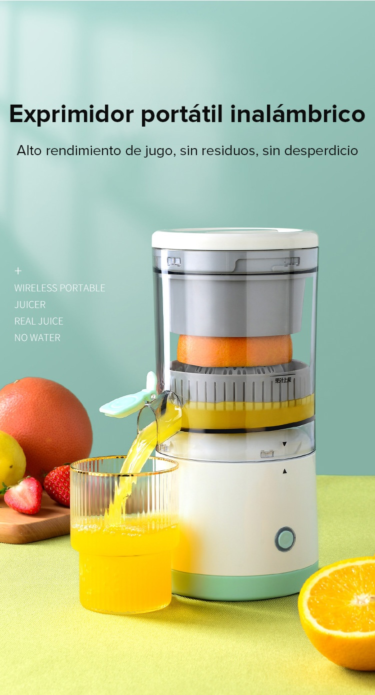 Detalle del exprimidor doméstico Seiko con vaso de jugo recién exprimido