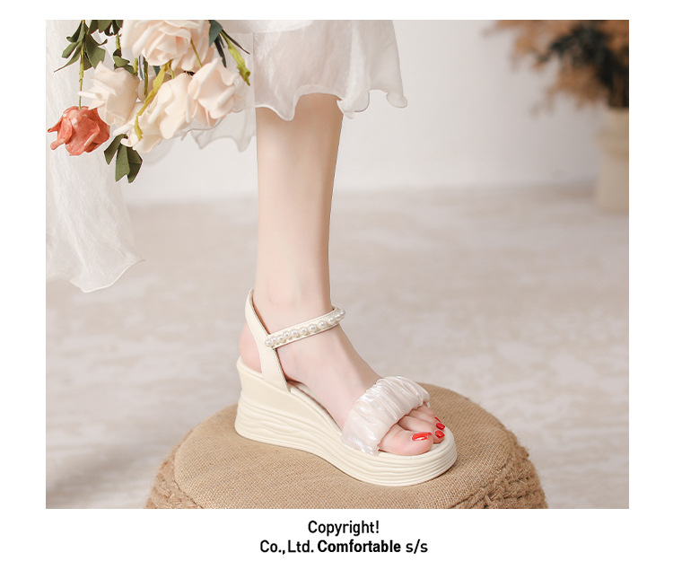 カジュアルにもフォーマルにも合うパールサンダル