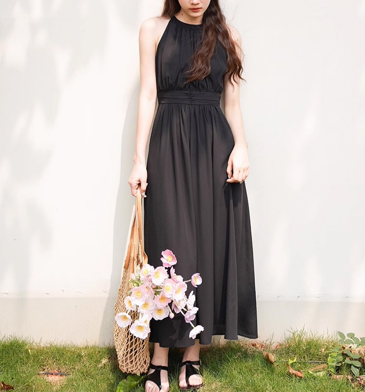 着痩せワンピースのバックスタイル