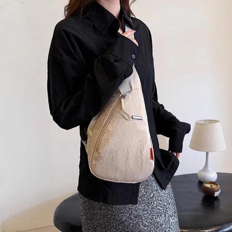 シンプルで軽量なショルダーバッグ