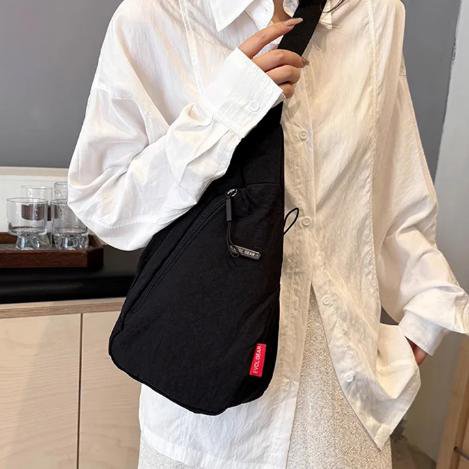 シンプルで軽量なショルダーバッグ