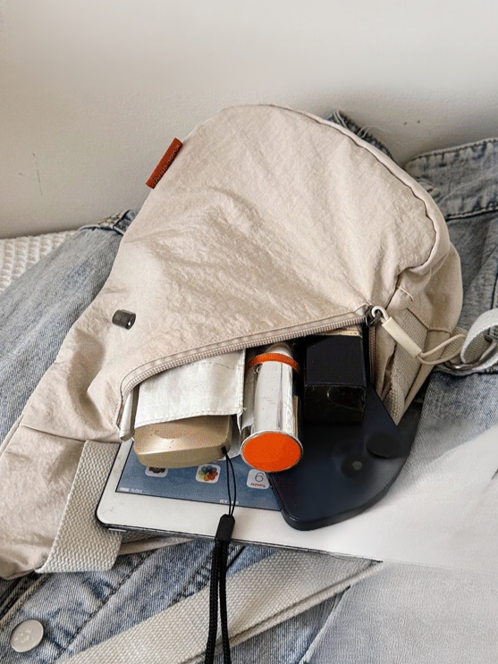 Simple and lightweight crossbody bag