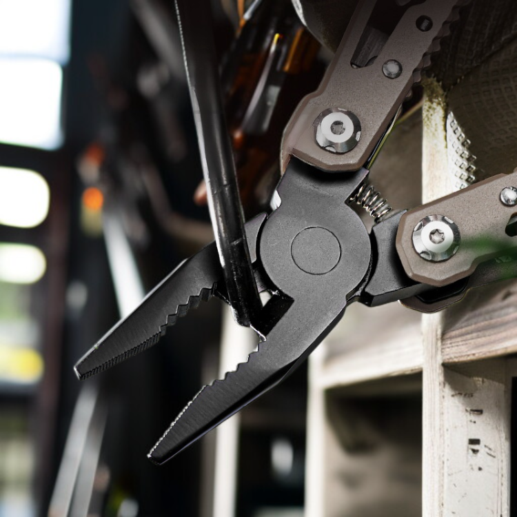 스테인리스 휴대용 공구집게 사용 모습