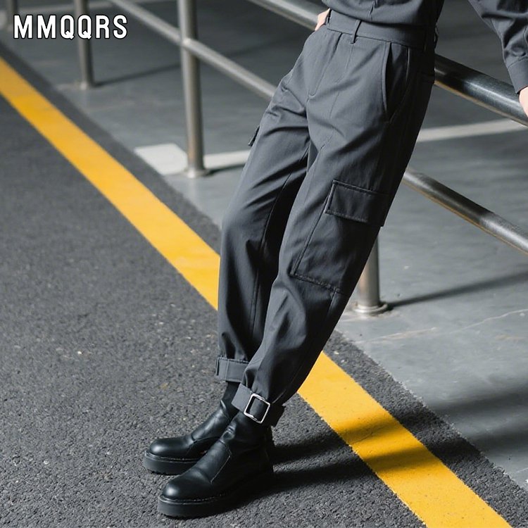 男性用の薄手のカーゴスラックスです