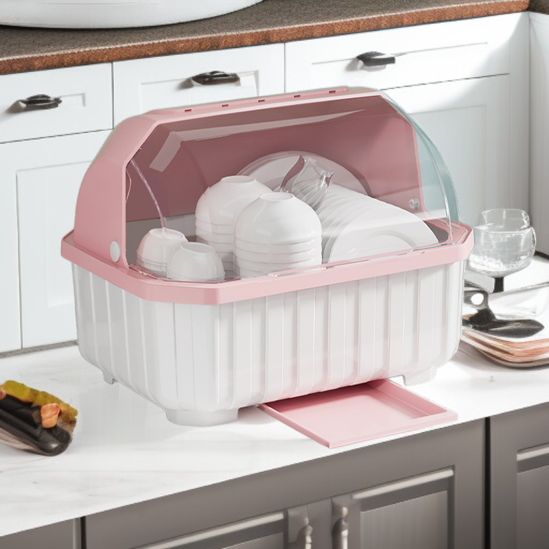 부엌 에는 덮개 식기 와 그릇 쟁반 수납대 가 있다