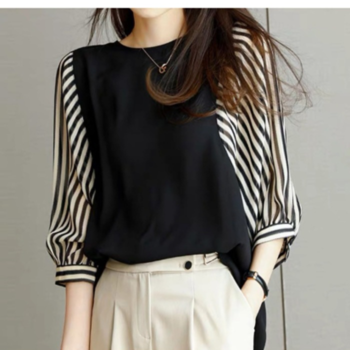 ゆったりシルエットの女性用ラウンドネック半袖トップス