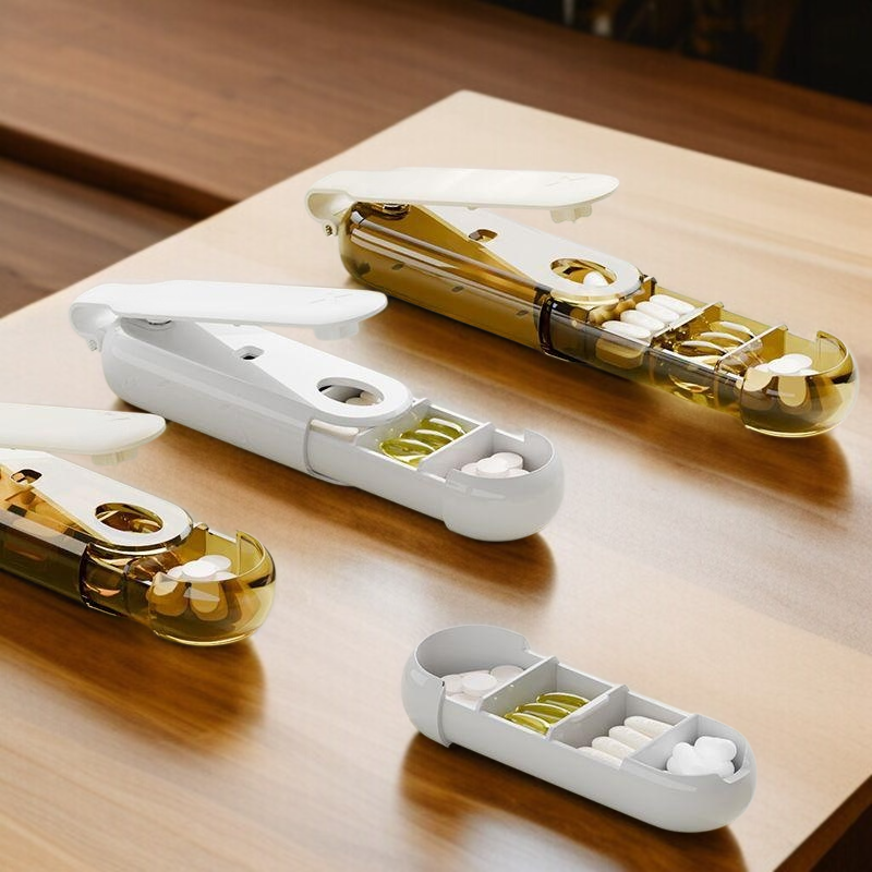 Přenosný dávkovač na léky.