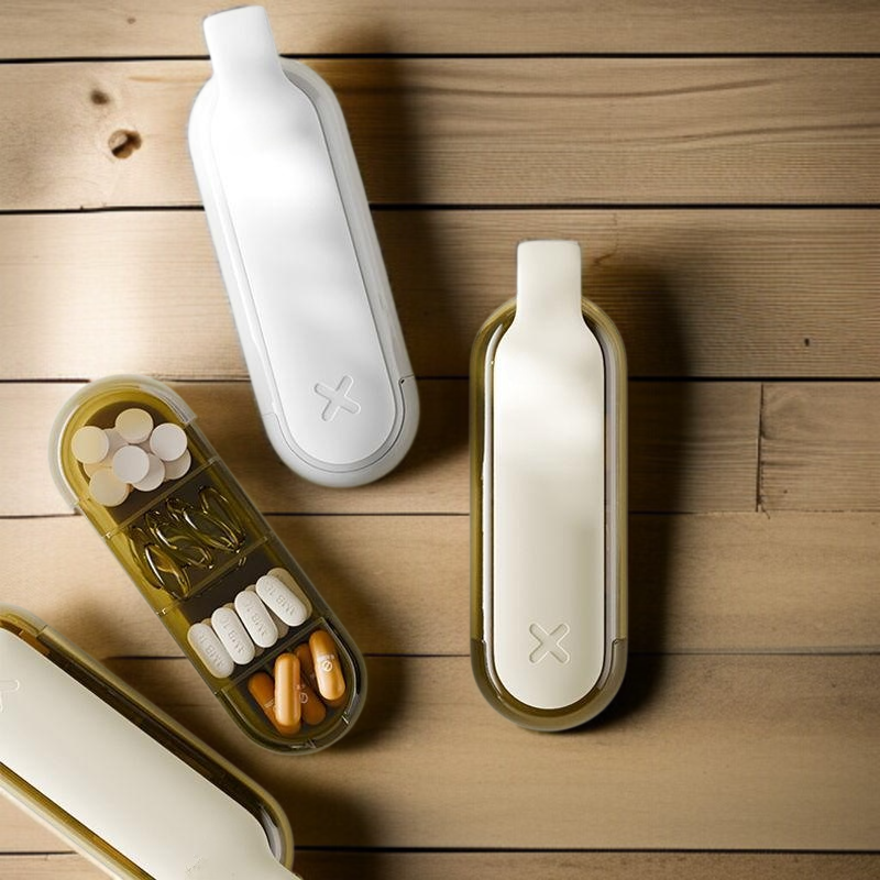 Přenosný dávkovač na léky.