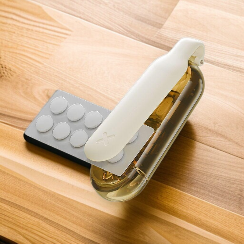 Přenosný dávkovač na léky.