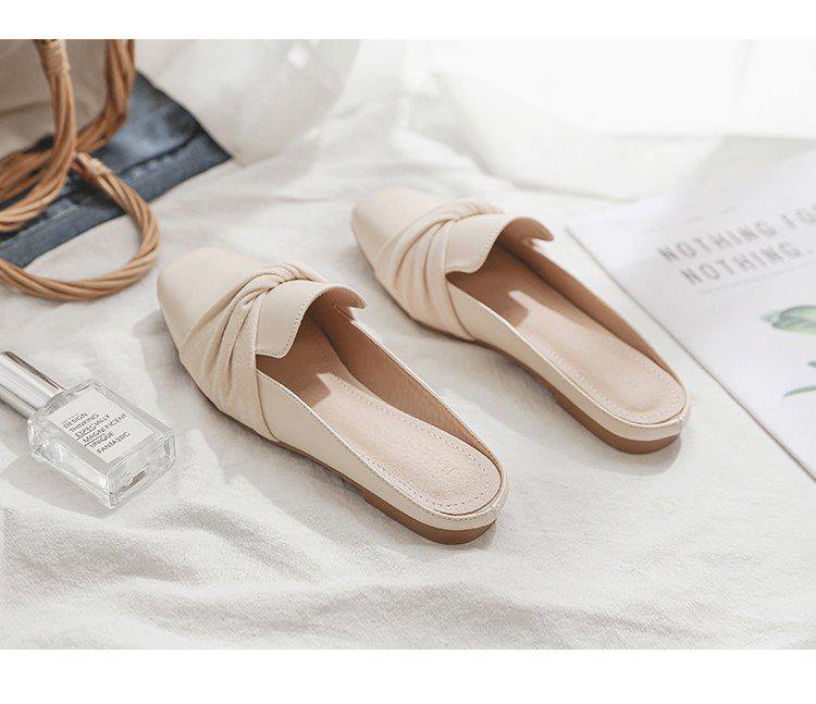 발등을 감싸는 반 토 샌들 디테일