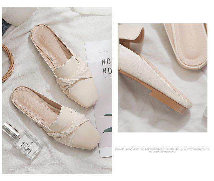 트렌디한 디자인의 굽 없는 샌들