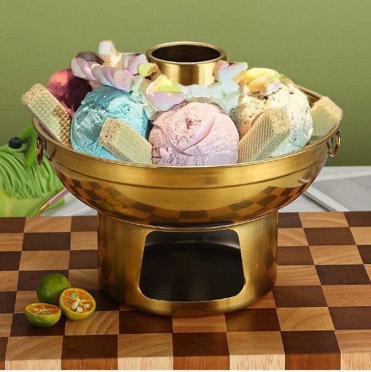 Über rotglühliches eis aus edelstahl, goldene eiscreme-ablage