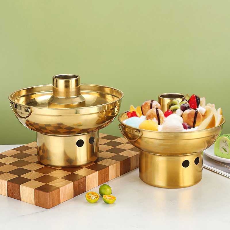 Über rotglühliches eis aus edelstahl, goldene eiscreme-ablage